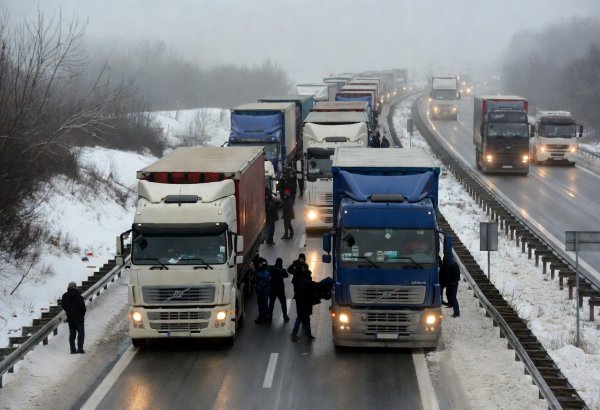 Balkan ölkələrindən olan TIR sürücüləri Avropa İttifaqına aparan yolları bağlayıblar