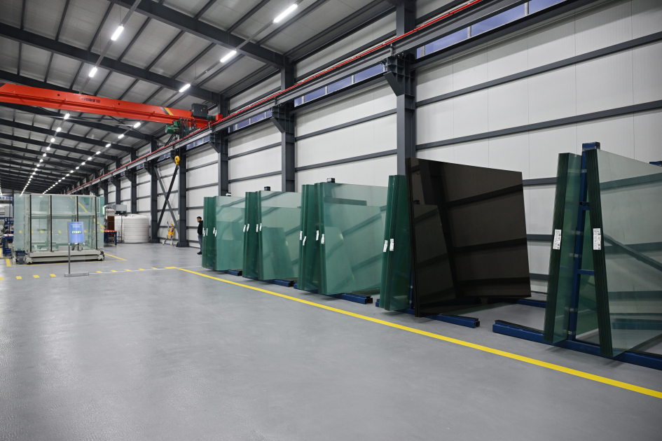 Prezident İlham Əliyev Sumqayıt Sənaye Parkında güzgü vərəqələrin istehsalı zavodunun açılışında iştirak edib