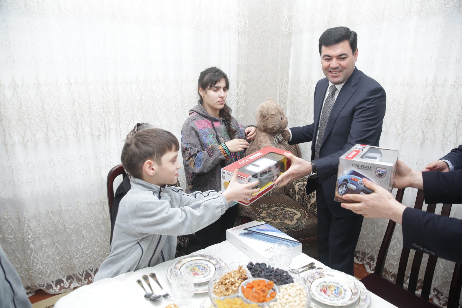 Xaçmazın icra başçısı 20 yaşı tamam olan şəhid övladını təbrik edib (FOTO)