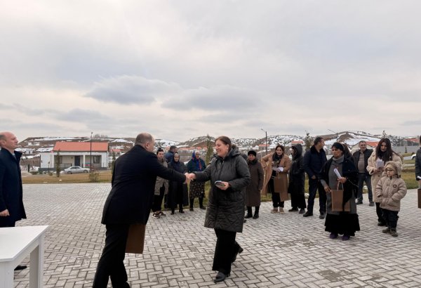 Cəbrayıl rayonunun Horovlu kəndinə çatan ailələrə evlərinin açarları təqdim edildi (FOTO) (YENİLƏNİB)