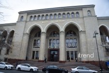 Milli Kitabxananın fasadından Bakıya baxan böyük adların daş qalereyası (FOTO)