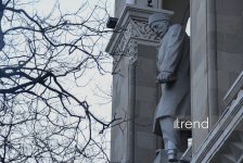 Milli Kitabxananın fasadından Bakıya baxan böyük adların daş qalereyası (FOTO)