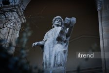 Milli Kitabxananın fasadından Bakıya baxan böyük adların daş qalereyası (FOTO)