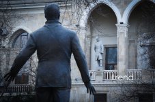 Milli Kitabxananın fasadından Bakıya baxan böyük adların daş qalereyası (FOTO)