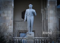 Milli Kitabxananın fasadından Bakıya baxan böyük adların daş qalereyası (FOTO)