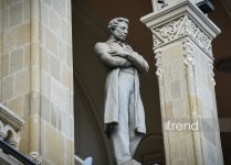 Milli Kitabxananın fasadından Bakıya baxan böyük adların daş qalereyası (FOTO)