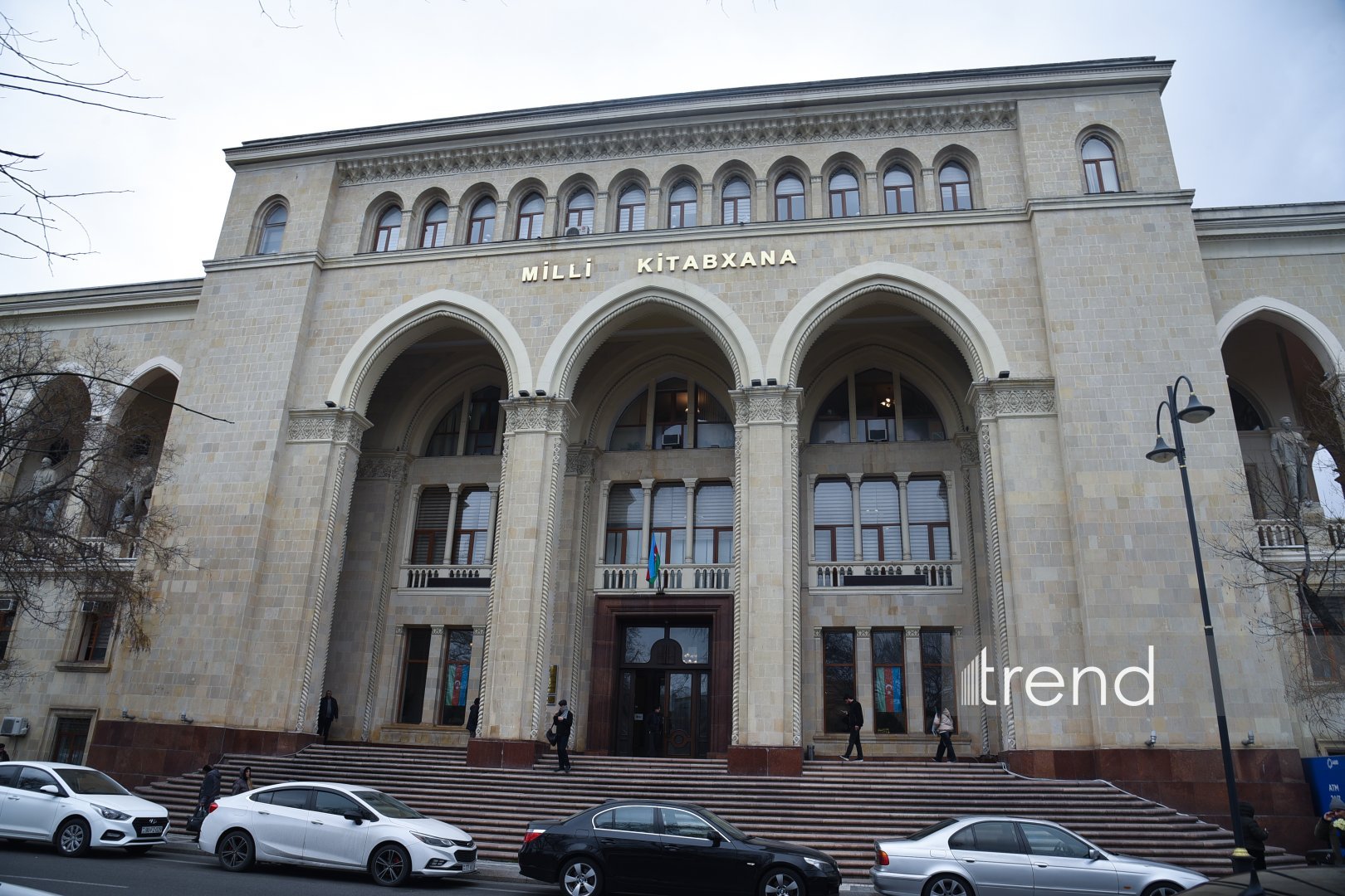 Milli Kitabxananın fasadından Bakıya baxan böyük adların daş qalereyası (FOTO)