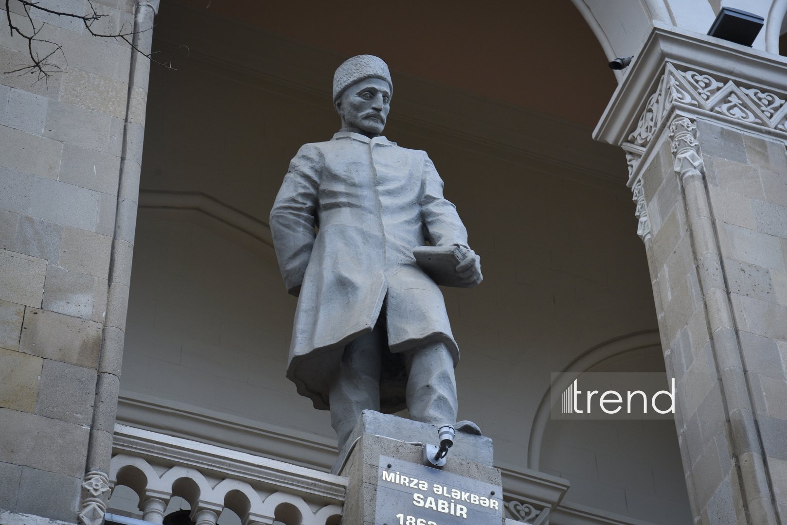 Milli Kitabxananın fasadından Bakıya baxan böyük adların daş qalereyası (FOTO)