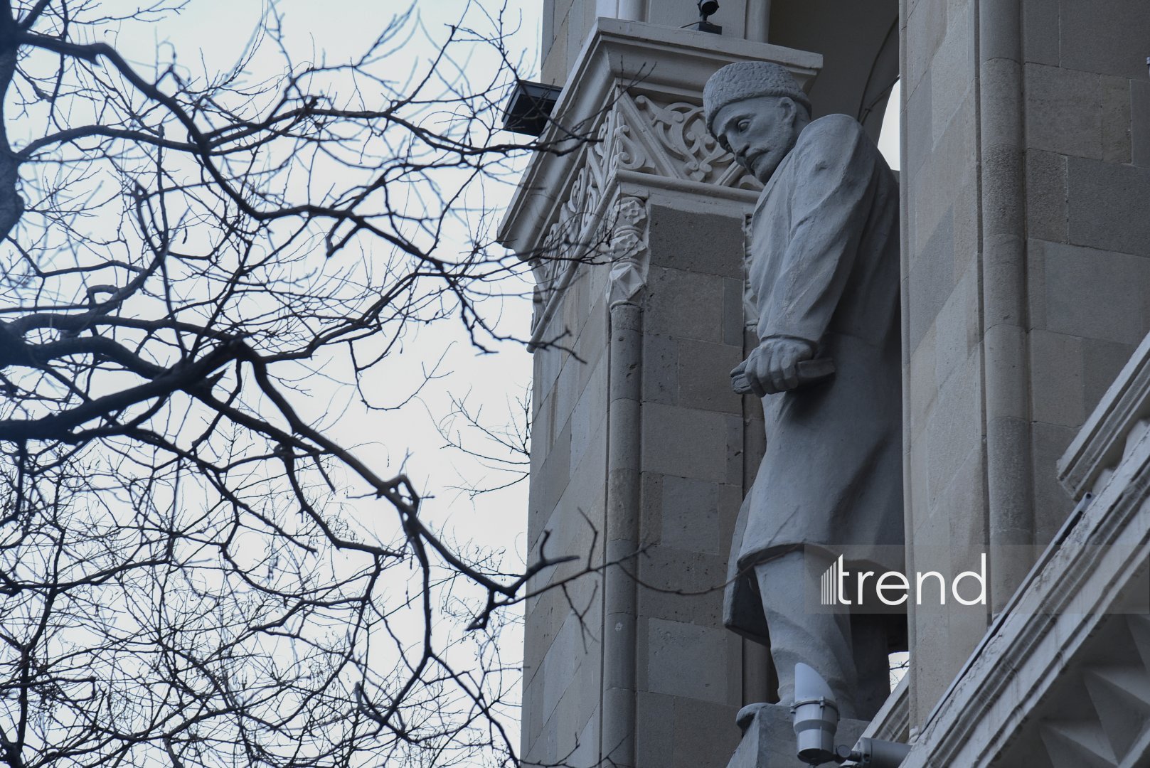 Milli Kitabxananın fasadından Bakıya baxan böyük adların daş qalereyası (FOTO)