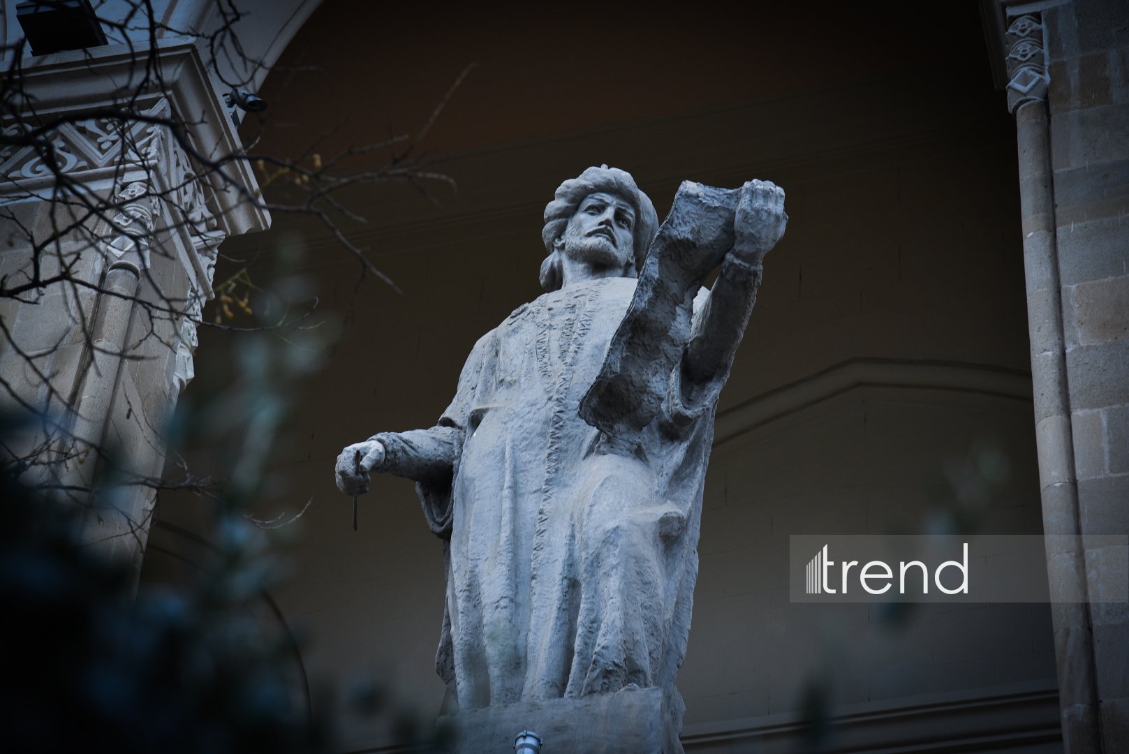 Milli Kitabxananın fasadından Bakıya baxan böyük adların daş qalereyası (FOTO)