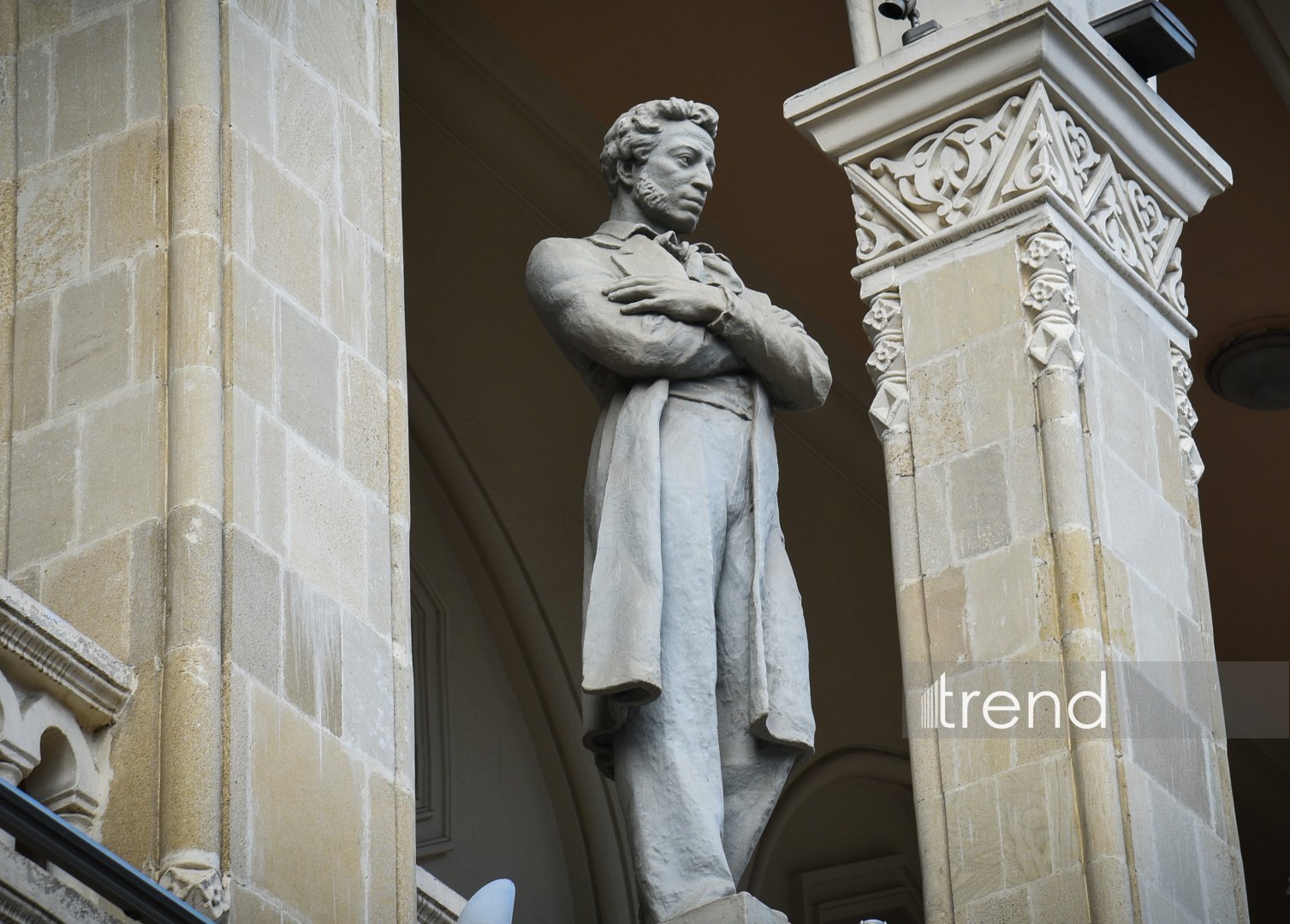 Milli Kitabxananın fasadından Bakıya baxan böyük adların daş qalereyası (FOTO)