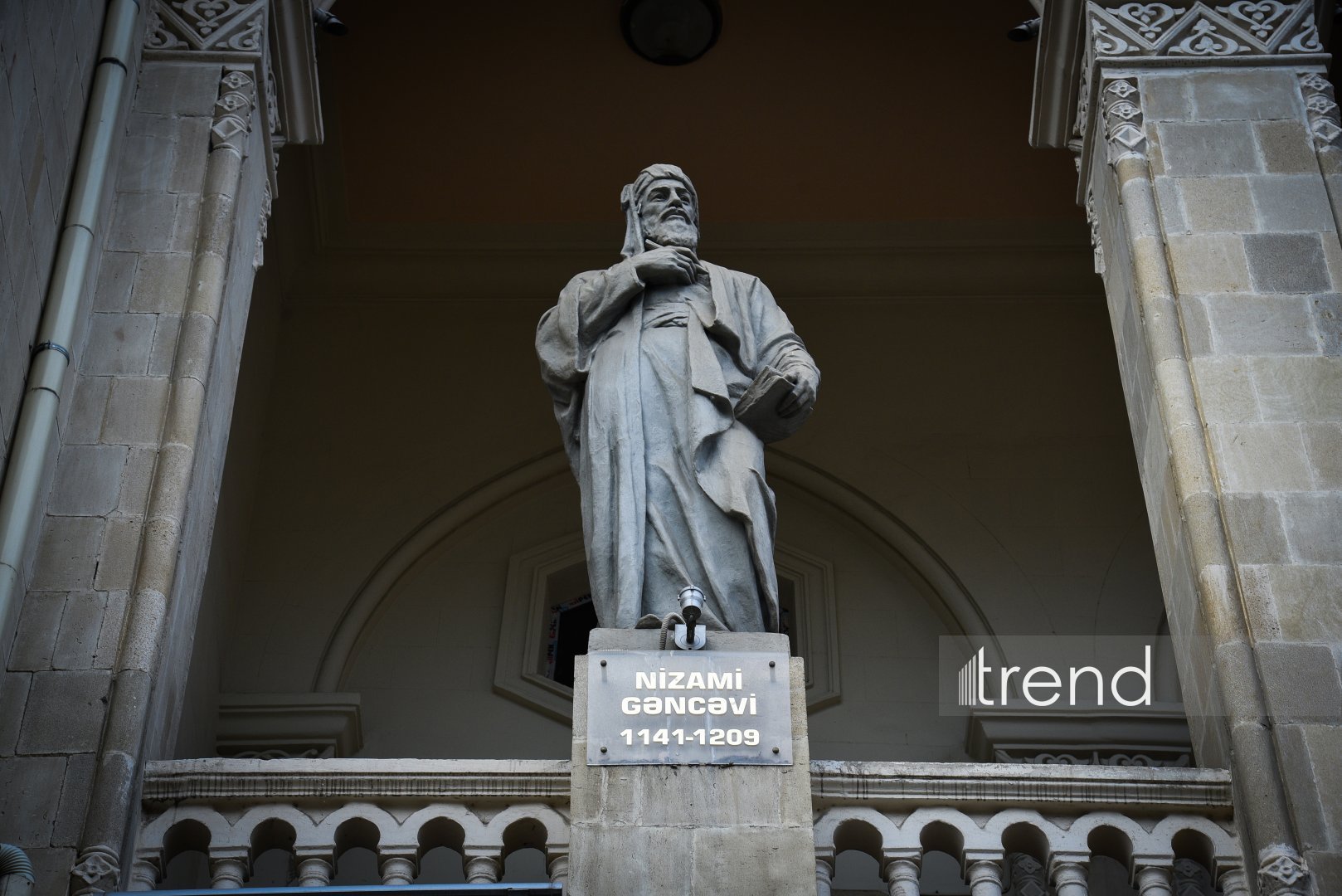 Milli Kitabxananın fasadından Bakıya baxan böyük adların daş qalereyası (FOTO)