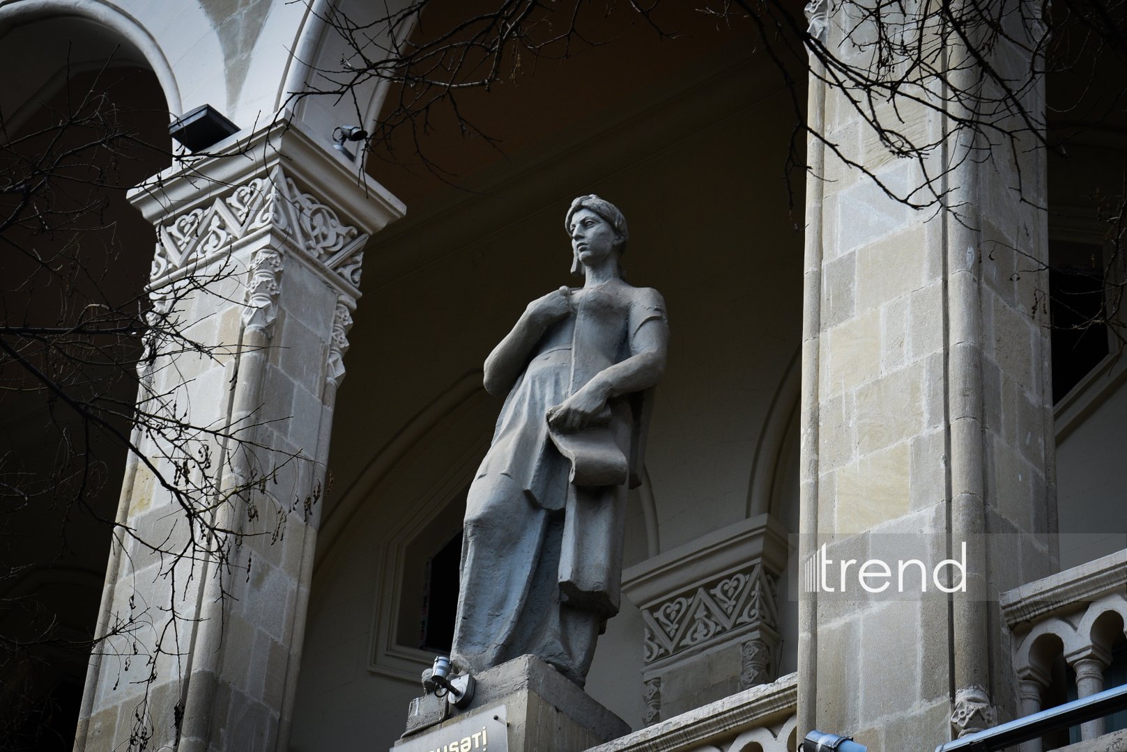 Milli Kitabxananın fasadından Bakıya baxan böyük adların daş qalereyası (FOTO)