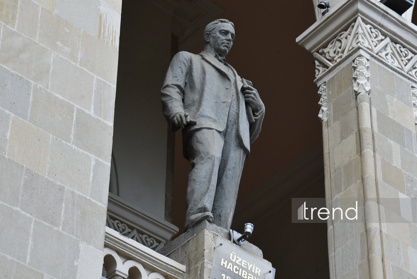 Milli Kitabxananın fasadından Bakıya baxan böyük adların daş qalereyası (FOTO)