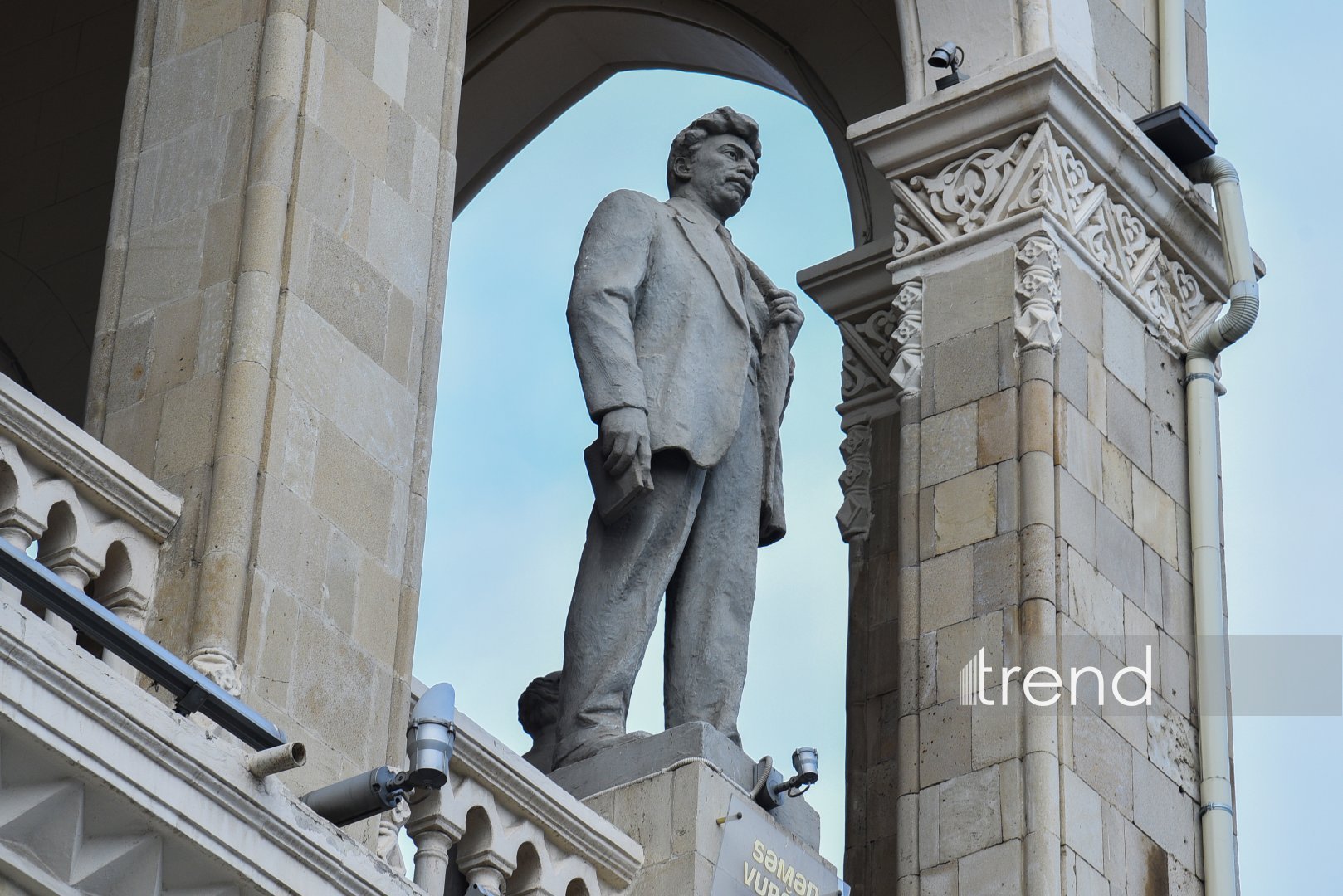 Milli Kitabxananın fasadından Bakıya baxan böyük adların daş qalereyası (FOTO)