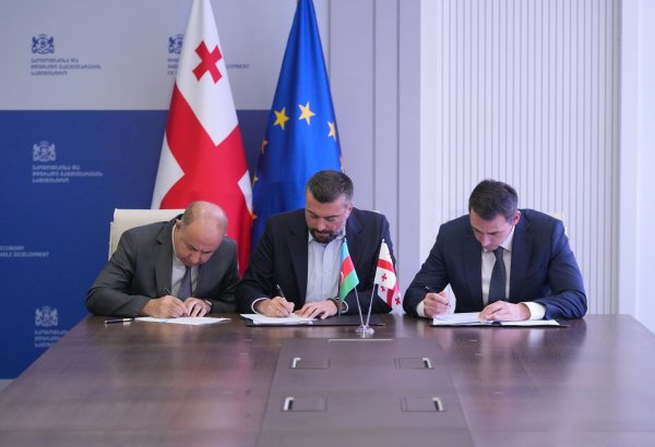 Bakı–Tbilisi–Qars dəmir yolu xətti üzrə müqavilələr imzalanıb (FOTO)