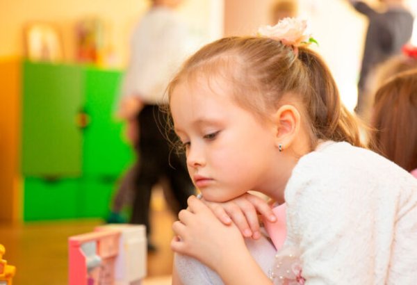 Qızlara autizm diaqnozu daha gec qoyulur - Araşdırma