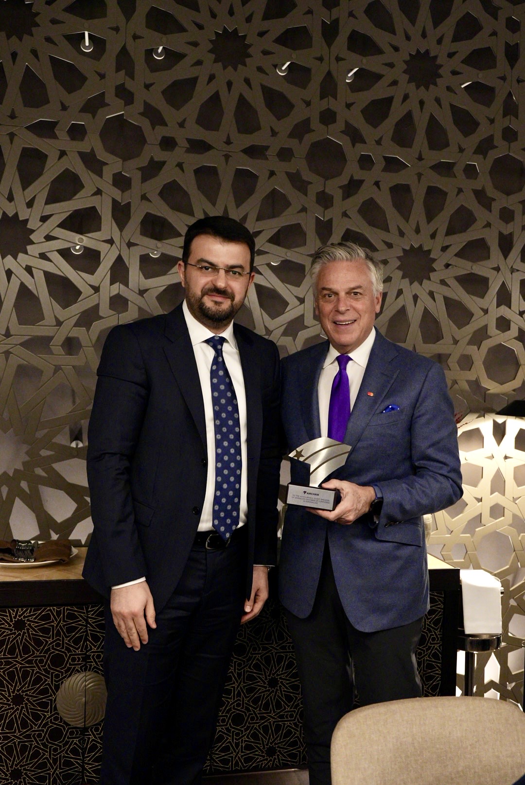 Mastercard şirkətinin strateji inkişaf üzrə vitse-sədri və prezidenti Con Hantsman Azərbaycan Mərkəzi Bankının sədri ilə görüşüb (FOTO)