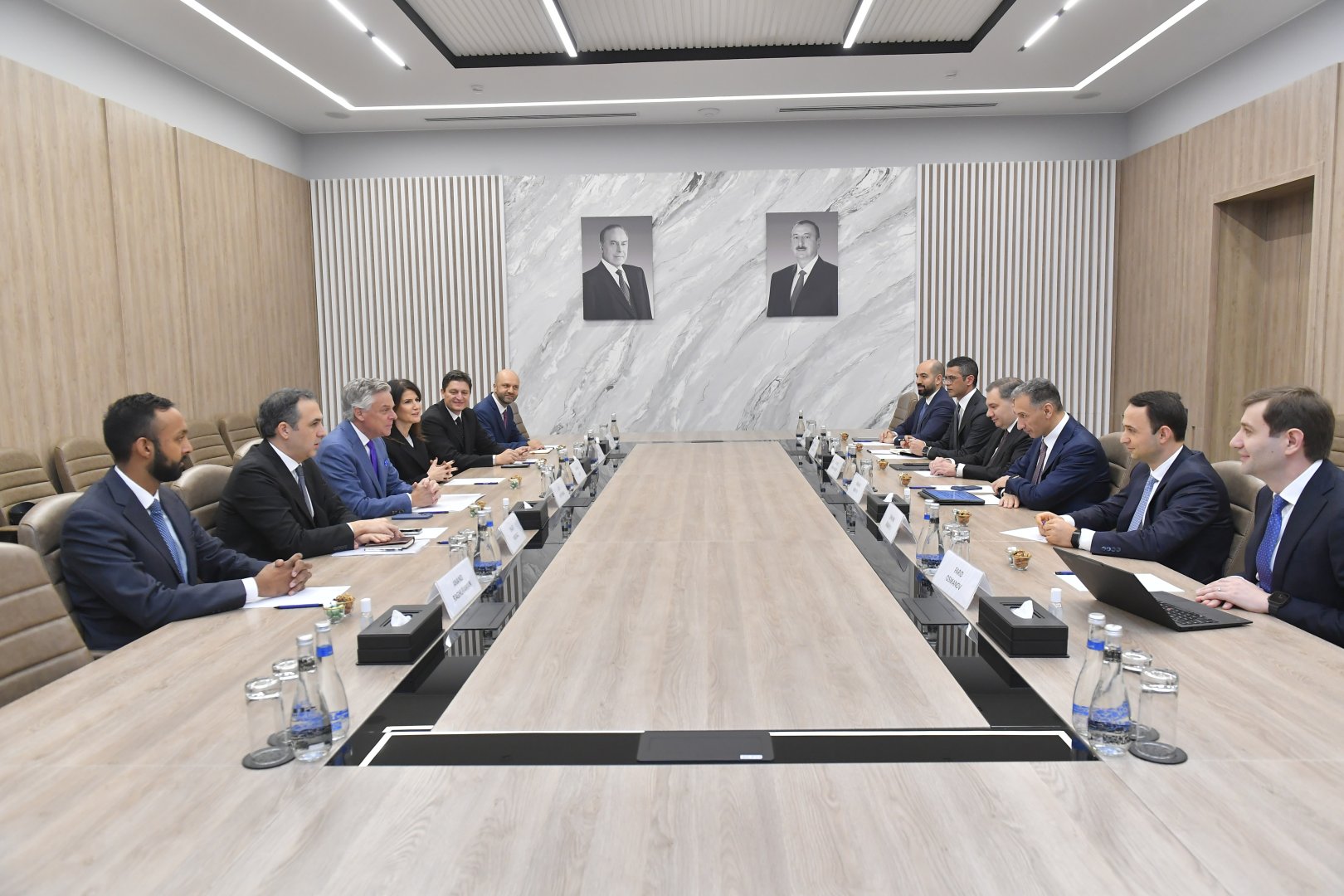 Mastercard şirkətinin strateji inkişaf üzrə vitse-sədri və prezidenti Con Hantsman Azərbaycan Mərkəzi Bankının sədri ilə görüşüb (FOTO)