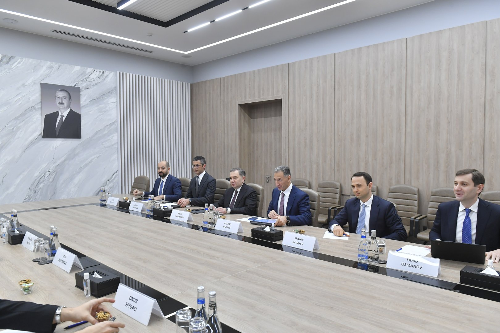 Mastercard şirkətinin strateji inkişaf üzrə vitse-sədri və prezidenti Con Hantsman Azərbaycan Mərkəzi Bankının sədri ilə görüşüb (FOTO)