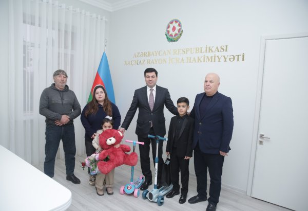 Elnur Rzayev doğum günü olan şəhid övladları ilə görüşüb (FOTO)