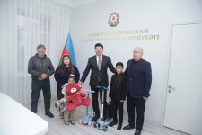 Elnur Rzayev doğum günü olan şəhid övladları ilə görüşüb (FOTO)