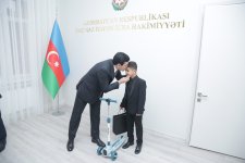 Elnur Rzayev doğum günü olan şəhid övladları ilə görüşüb (FOTO)