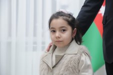 Elnur Rzayev doğum günü olan şəhid övladları ilə görüşüb (FOTO)