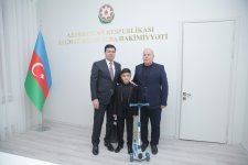 Elnur Rzayev doğum günü olan şəhid övladları ilə görüşüb (FOTO)