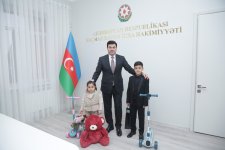 Elnur Rzayev doğum günü olan şəhid övladları ilə görüşüb (FOTO)