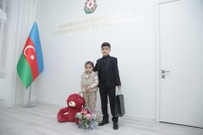 Elnur Rzayev doğum günü olan şəhid övladları ilə görüşüb (FOTO)