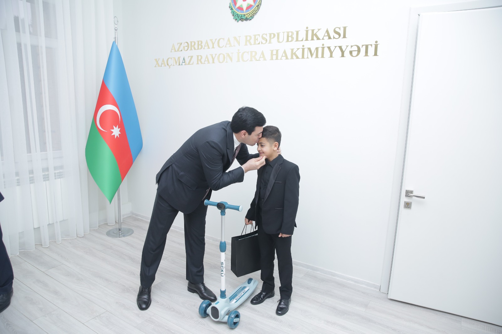 Elnur Rzayev doğum günü olan şəhid övladları ilə görüşüb (FOTO)