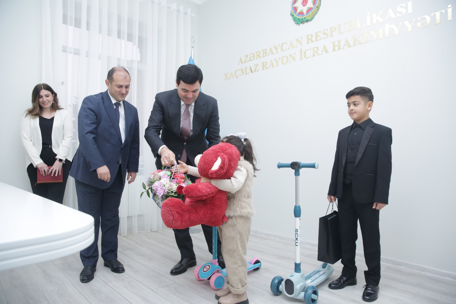 Elnur Rzayev doğum günü olan şəhid övladları ilə görüşüb (FOTO)