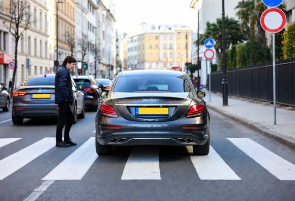 Polşada nazir piyadaya yol vermədiyinə görə cərimələndi