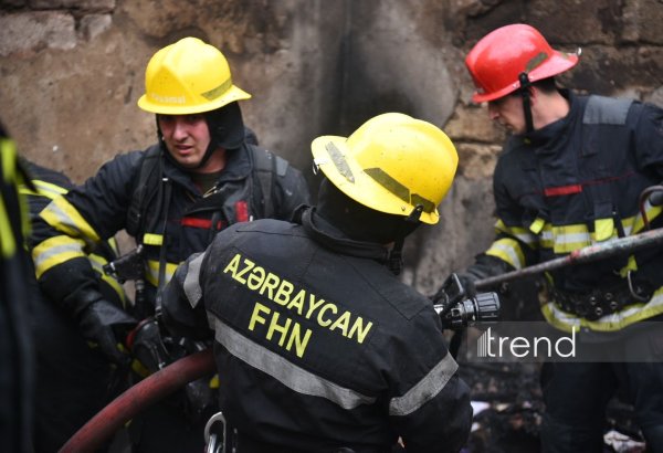 Binəqədidə dördotaqlı ev yandı