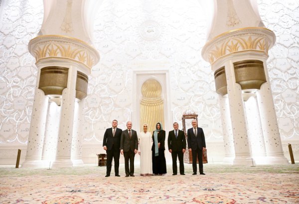 Heydər Əliyev Fondunun vitse-prezidenti Leyla Əliyeva Əbu-Dabidə Şeyx Zayed məscidini ziyarət edib (FOTO)