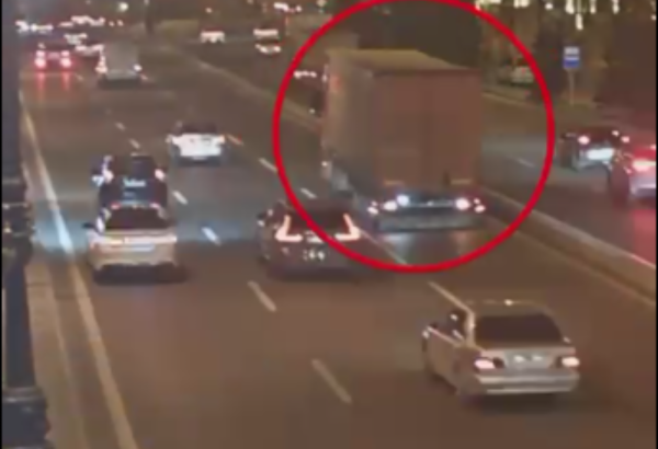 “Bağırov” tunelindən keçə bilməyən yük avtomobili qəza törətdi (VİDEO)