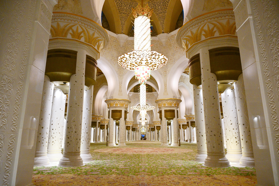 Heydər Əliyev Fondunun vitse-prezidenti Leyla Əliyeva Əbu-Dabidə Şeyx Zayed məscidini ziyarət edib (FOTO)