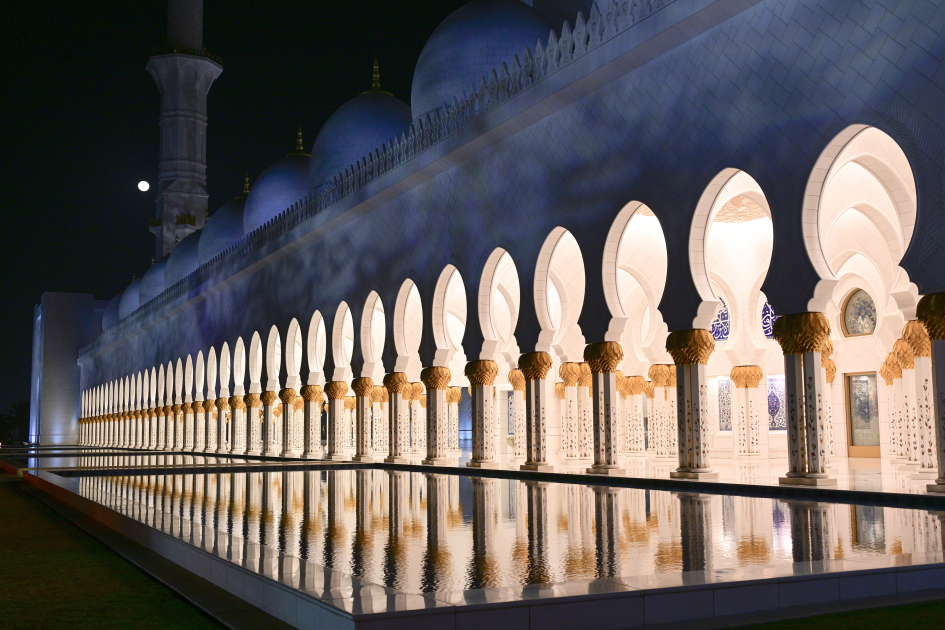 Heydər Əliyev Fondunun vitse-prezidenti Leyla Əliyeva Əbu-Dabidə Şeyx Zayed məscidini ziyarət edib (FOTO)