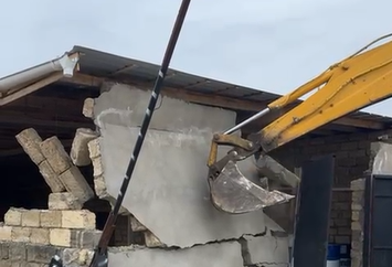 Bakıda qanunsuz tikili söküldü (FOTO/VİDEO)
