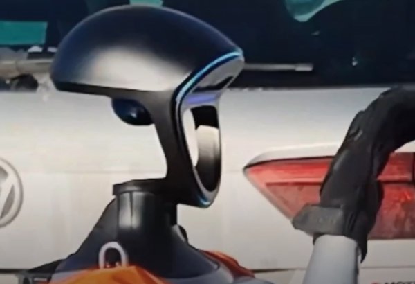 Çikaqoda kuryer-robot dayanacağın şüşələrini qırıb (VİDEO)