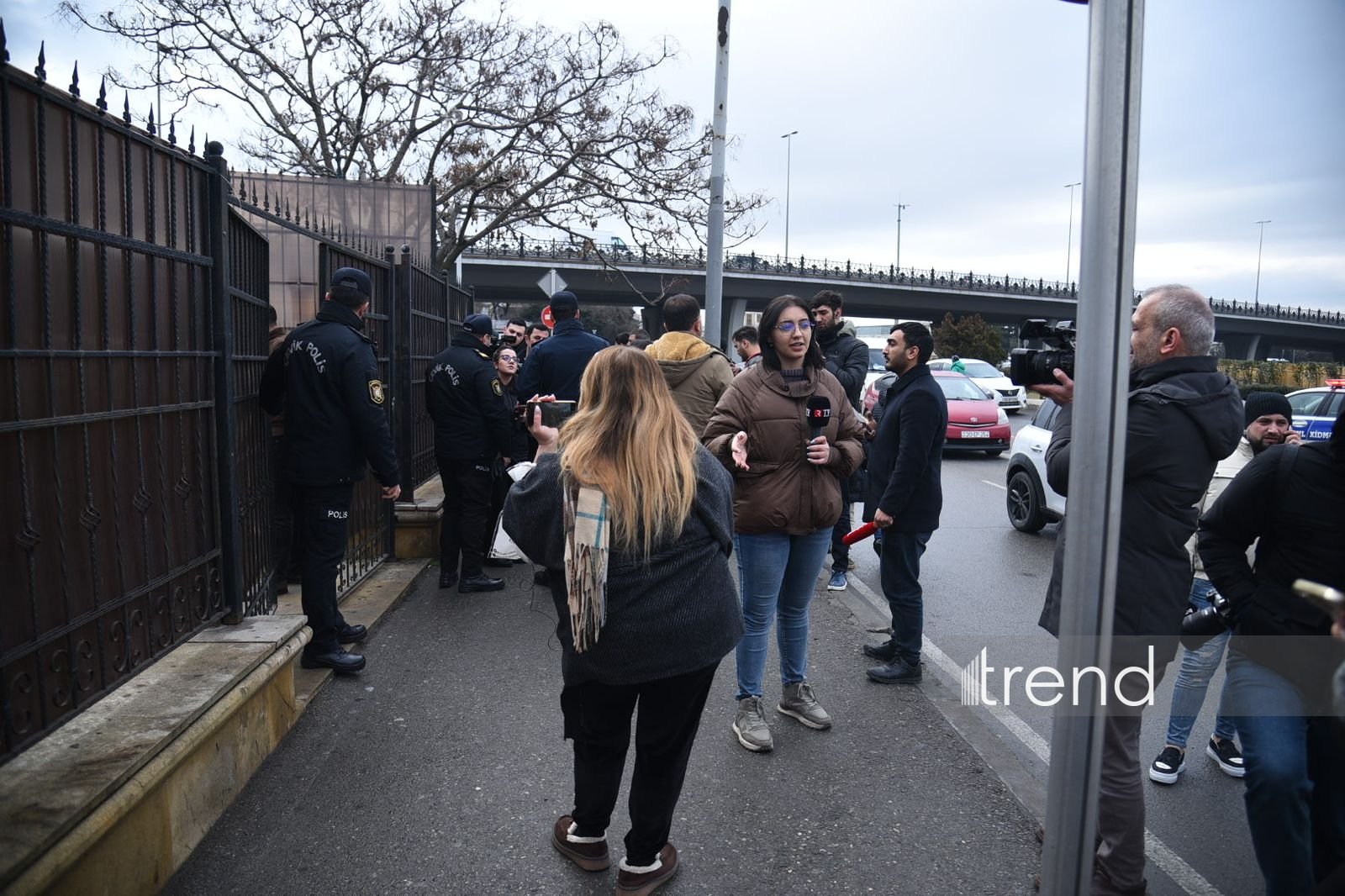 Güllələnmə hadisəsi baş verən liseyin qarşısındakı son vəziyyət (FOTO)