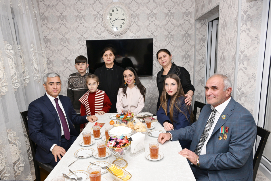 Heydər Əliyev Fondunun vitse-prezidenti Leyla Əliyeva və Alena Əliyeva Gəncə Memorial Kompleksini və Milli Qəhrəman Natiq Qasımovun ailəsini ziyarət ediblər (FOTO)
