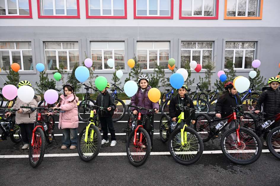 Heydər Əliyev Fondunun vitse-prezidenti Leyla Əliyeva və Alena Əliyeva Gəncədə STEAM mərkəzində və 37 nömrəli tam orta məktəbdə olublar (FOTO)