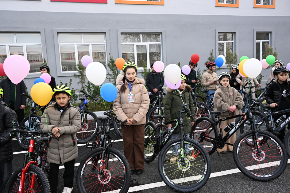 Heydər Əliyev Fondunun vitse-prezidenti Leyla Əliyeva və Alena Əliyeva Gəncədə STEAM mərkəzində və 37 nömrəli tam orta məktəbdə olublar (FOTO)