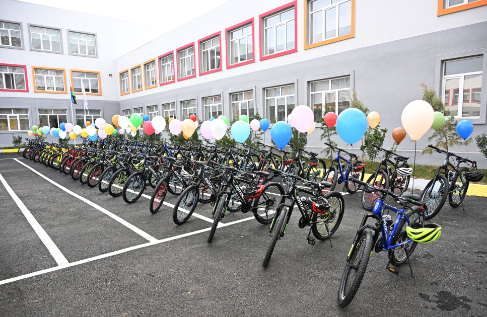 Heydər Əliyev Fondunun vitse-prezidenti Leyla Əliyeva və Alena Əliyeva Gəncədə STEAM mərkəzində və 37 nömrəli tam orta məktəbdə olublar (FOTO)