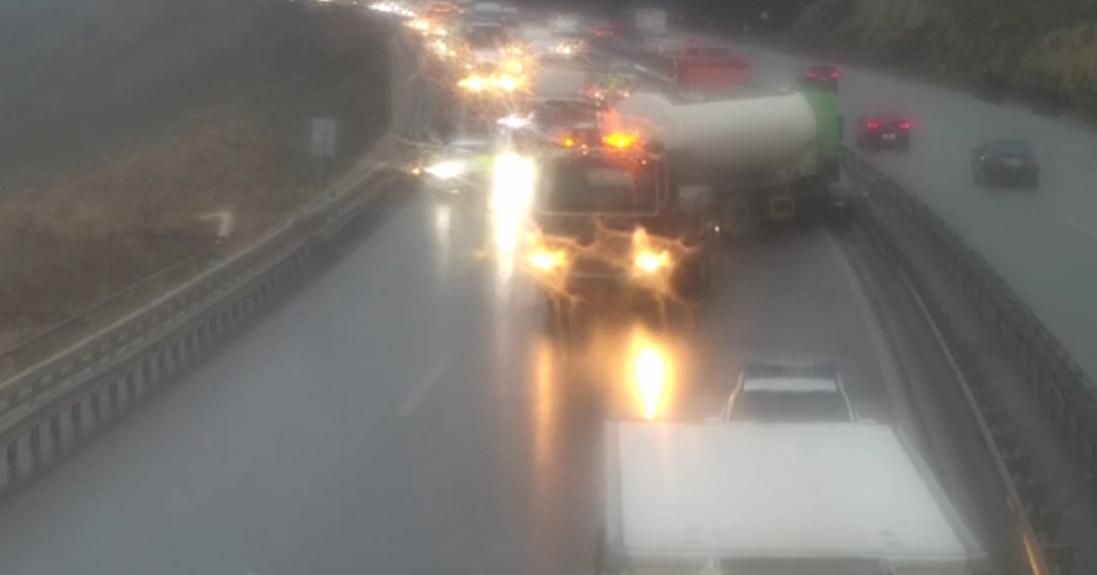 Bakı dairəvi yolda qəza səbəbindən nəqliyyat sıxlığı yarandı (FOTO)