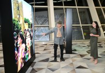 Leyla Əliyeva Bakıda dünyaşöhrətli fotojurnalist Reza Deqatinin “Yüksələn işıq” sərgisini ziyarət edib (FOTO)