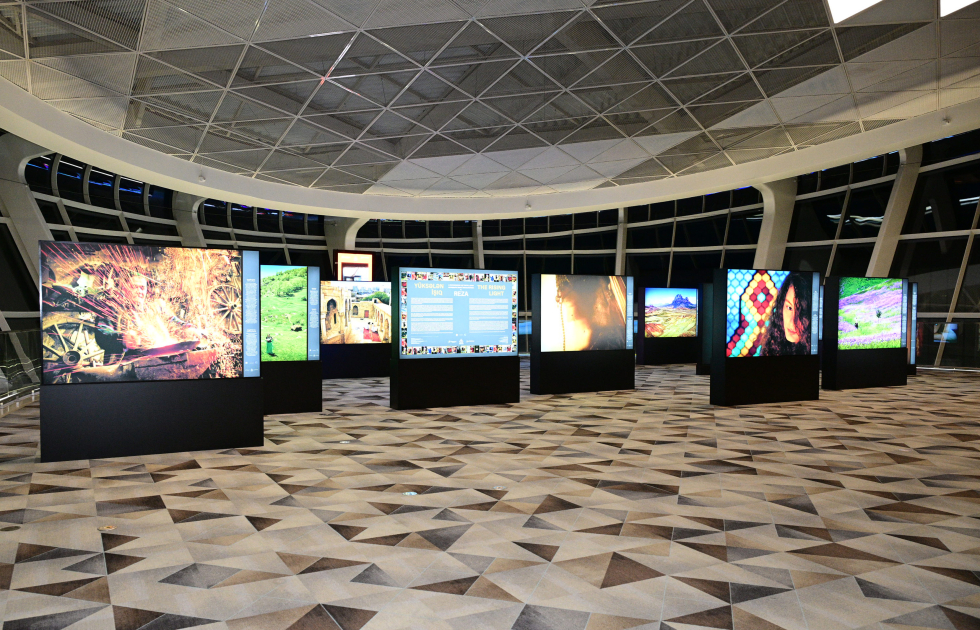 Leyla Əliyeva Bakıda dünyaşöhrətli fotojurnalist Reza Deqatinin “Yüksələn işıq” sərgisini ziyarət edib (FOTO)