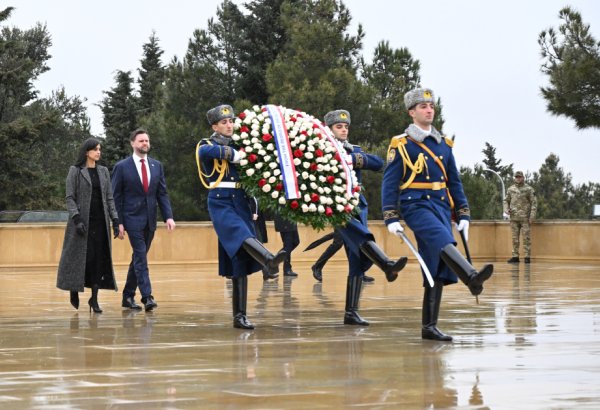 Amerika Birləşmiş Ştatlarının Vitse-prezidenti Cey. Di. Vens Şəhidlər xiyabanını ziyarət edib (FOTO)